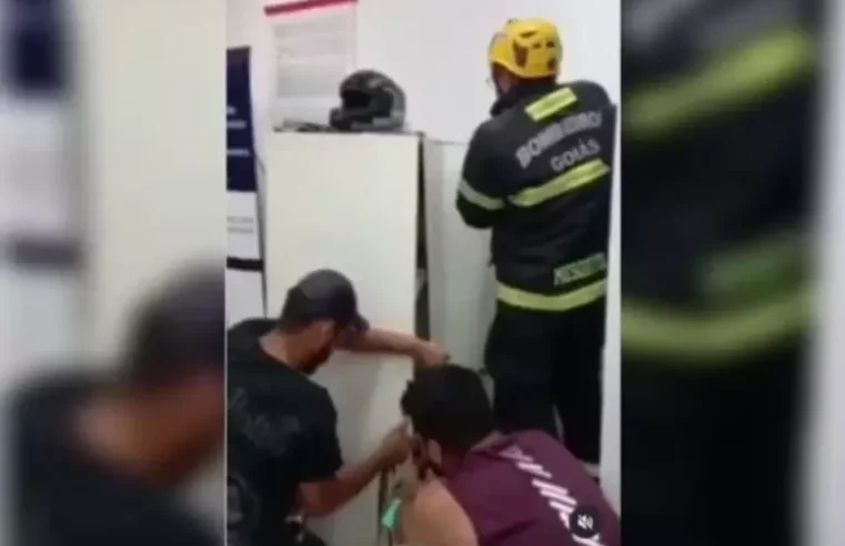 Menino é salvo após se trancar dentro de guarda-volumes em loja