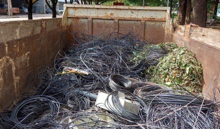 Após orientação de secretaria, concessionária e empresas avançam na retirada de excesso de fios em postes