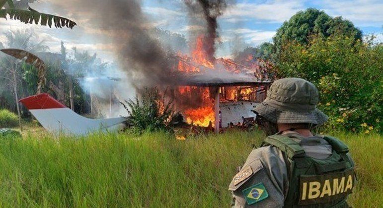 Operação destrói avião, trator e apreende combustível de garimpeiros no território Yanomami