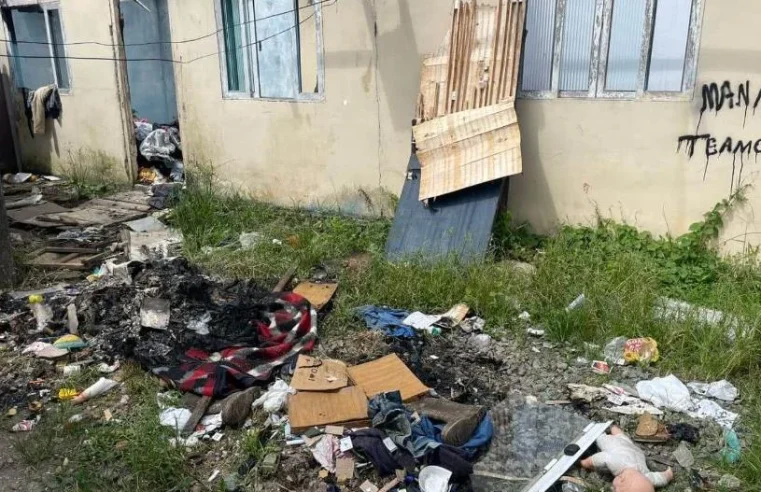 Mãe é presa por maus-tratos após deixar filhos pequenos sem comida e dormindo em meio ao lixo em SC