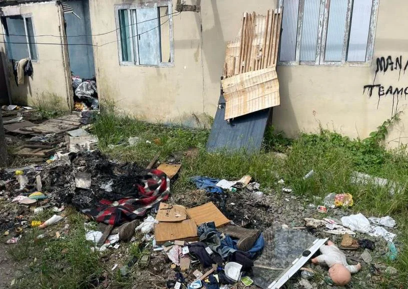 Mãe é presa por maus-tratos após deixar filhos pequenos sem comida e dormindo em meio ao lixo em SC