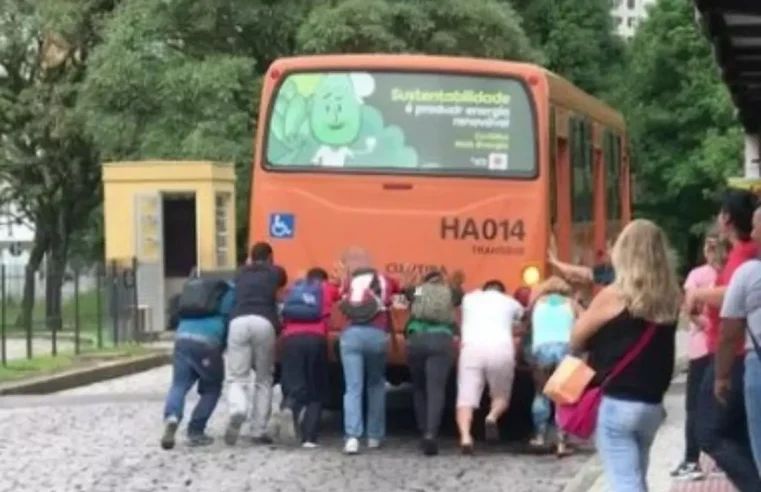 Ônibus quebra e passageiros precisam empurrar para ‘pegar no tranco’