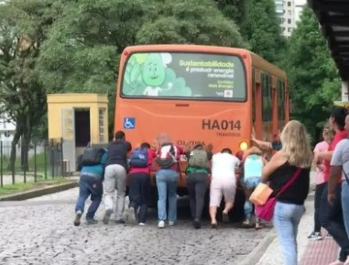 Ônibus quebra e passageiros precisam empurrar para ‘pegar no tranco’