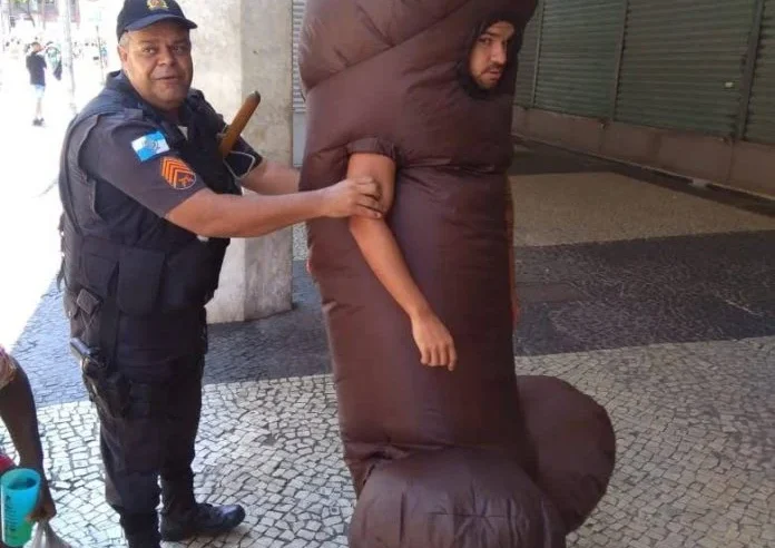 Homem com fantasia de ‘pinto’ é detido pela PM no Rio
