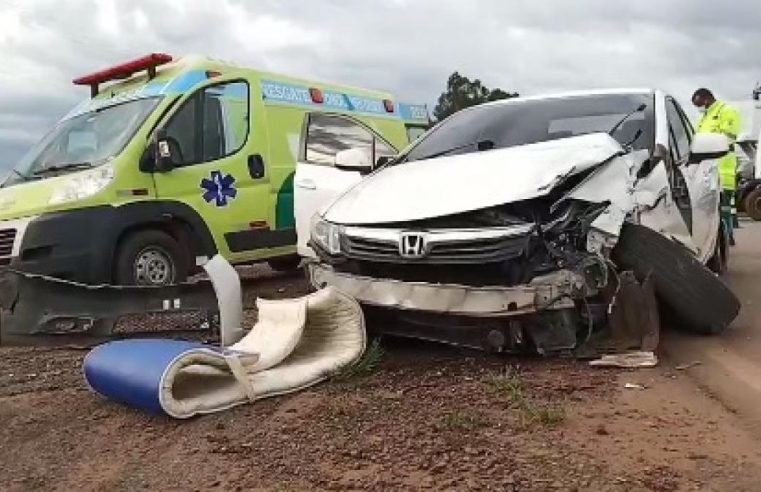 Homem fica ferido em grave acidente entre um Civic e um caminhão na BR-163