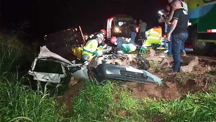 BR-163: motorista é socorrido após acidente gravíssimo envolvendo carro e carreta entre Sinop e Sorriso