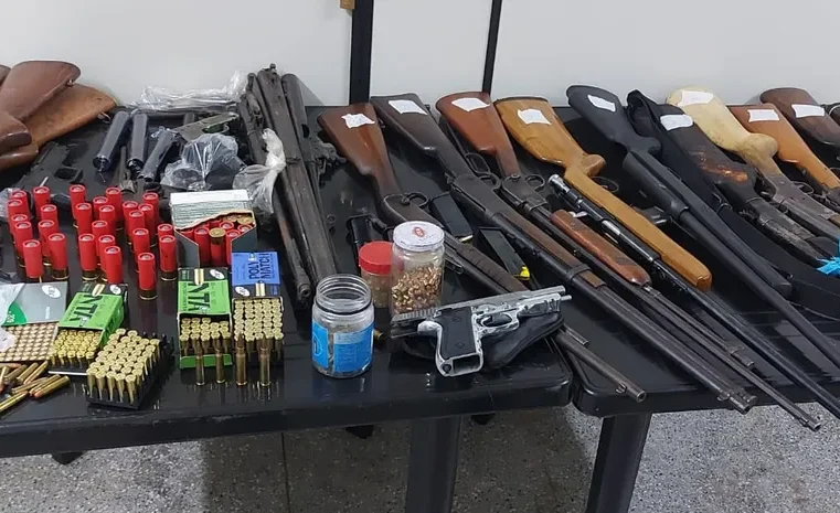 Policial militar e dois suspeitos são presos por comércio ilegal de armas e arsenal clandestino em Cuiabá