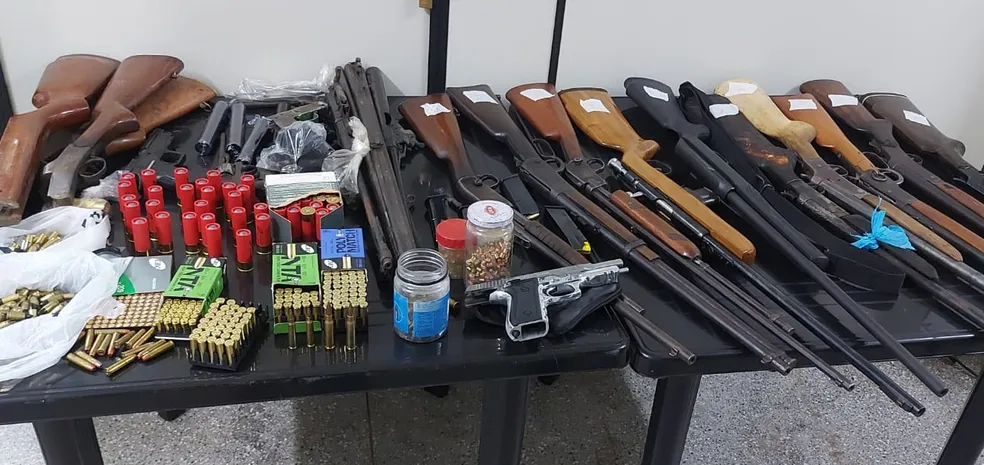 Policial militar e dois suspeitos são presos por comércio ilegal de armas e arsenal clandestino em Cuiabá