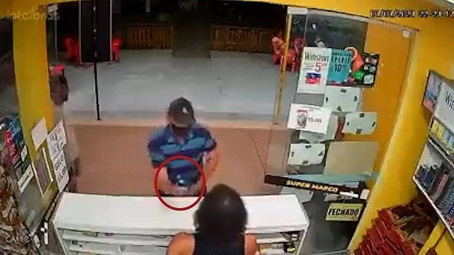 Homem tenta assaltar loja com pistola de cola quente e é preso no RJ