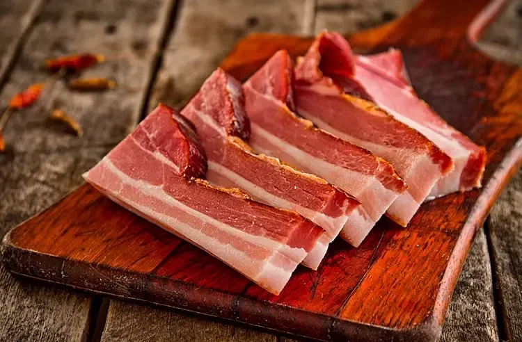 Para acabar com o ‘bacon fake’, começam a valer novas regras no país