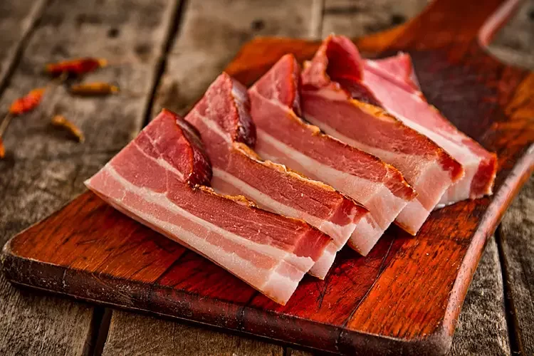 Para acabar com o ‘bacon fake’, começam a valer novas regras no país