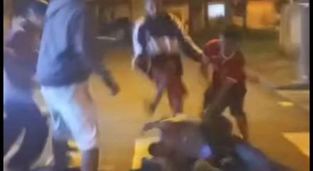 Pai e namorado defendem aluna de briga com colega e são espancados na porta da escola