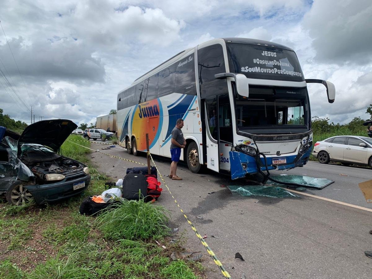Batida entre carro e ônibus mata 3 pessoas na Estrada da Guia