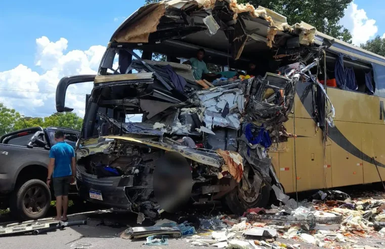 Sete pessoas morrem em acidente entre carreta e ônibus na BR-174 em MT