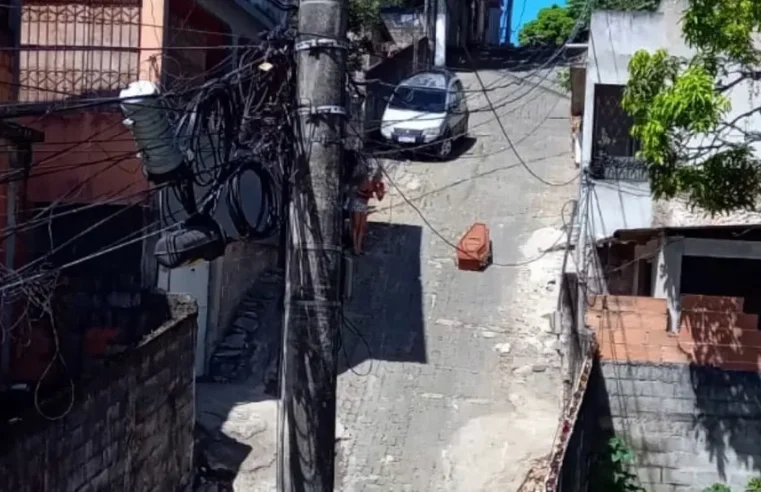 Carro de funerária sobe ladeira e caixão com corpo cai no meio da rua do ES