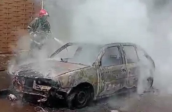 Grávida é agredida e tem carro incendiado por marido flagrado traindo