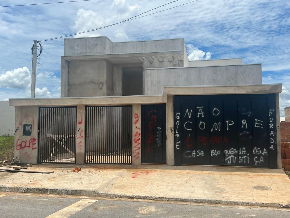 Inusitado: imóvel amanhece pichado após mulher descobrir venda pelo ex-marido em MT
