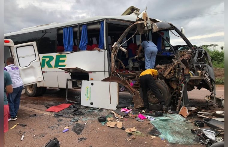 Micro-ônibus colide em traseira de carreta na BR-230