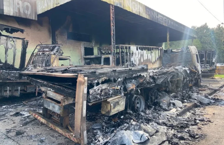 Quatro caminhões de distribuidora de frutas e verduras são incendiados em Sinop