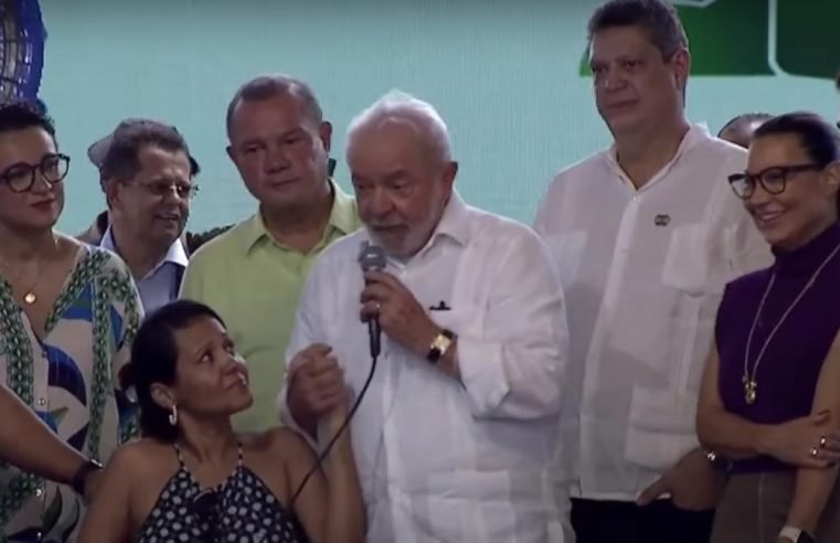 Lula se emociona ao entregar chave de residências em MT