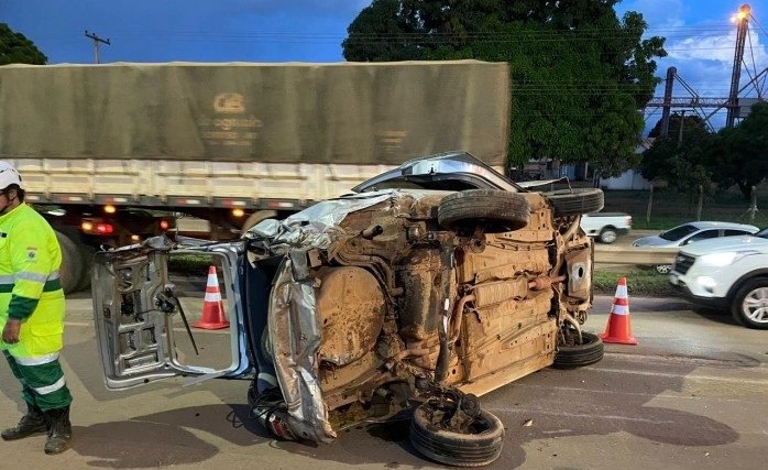Carro é atingido na traseira por carreta e capota na BR-163 em Sorriso