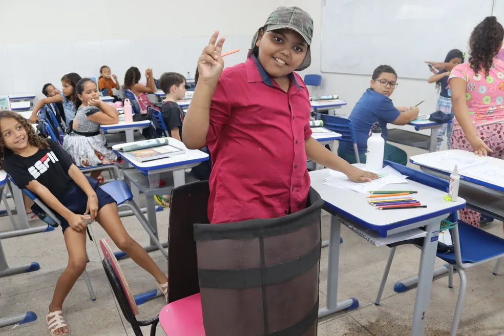Professora cria ‘barril do Chaves’ na sala de aula para incentivar aluno com autismo, no Ceará