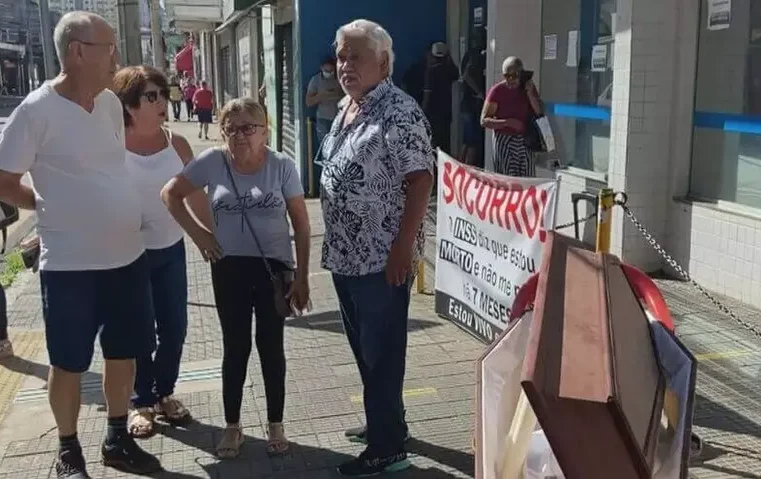 Aposentado coloca caixão em frente ao INSS pra provar que não morreu
