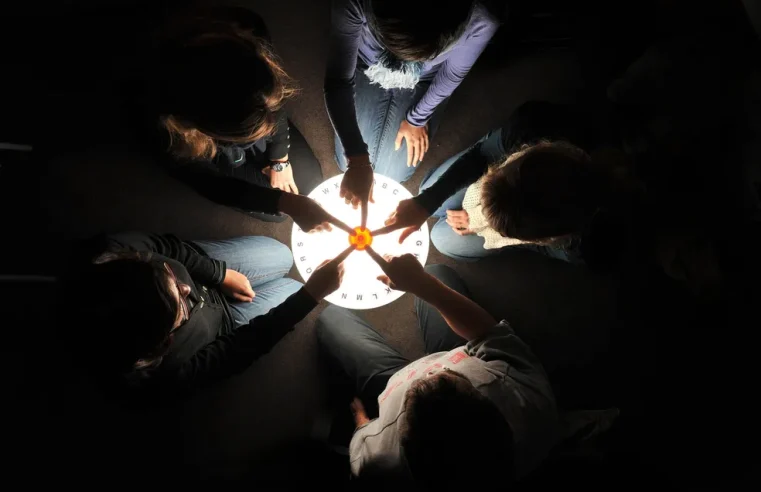 28 meninas são internadas na Colômbia após brincar com Tábua Ouija