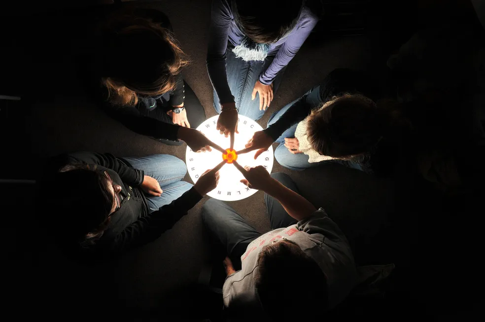 28 meninas são internadas na Colômbia após brincar com Tábua Ouija