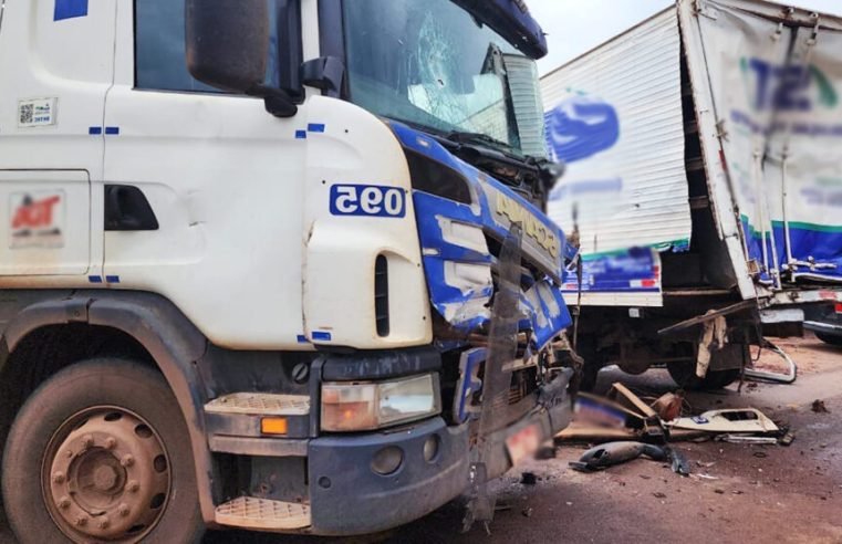 Nortão: engavetamento entre dois caminhões e carreta na BR-163 deixa motorista preso às ferragens