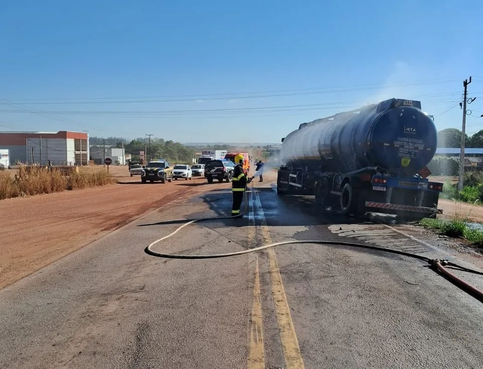Bombeiros controlam incêndio em carreta-tanque carregada com combustível de aviação na BR-163
