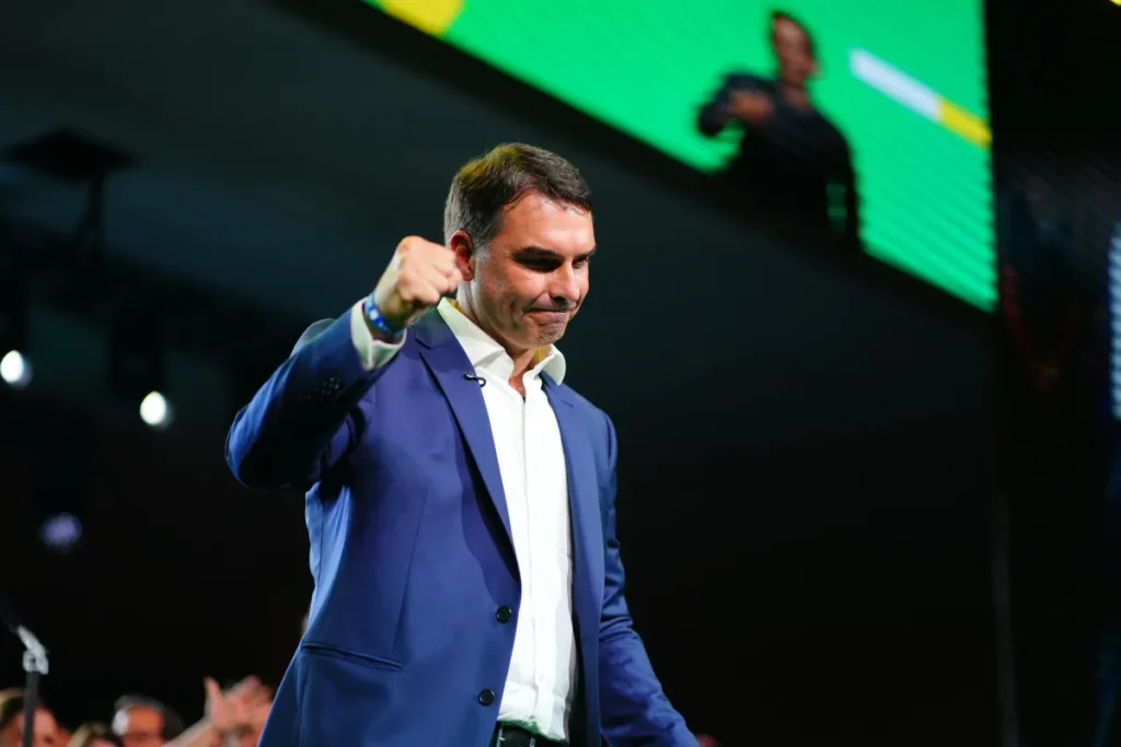 ELEIÇÕES 2026: Flávio Bolsonaro oficializa candidatura à Presidência no TSE, declara R$ 8,1 milhões em bens e apresenta plano de governo