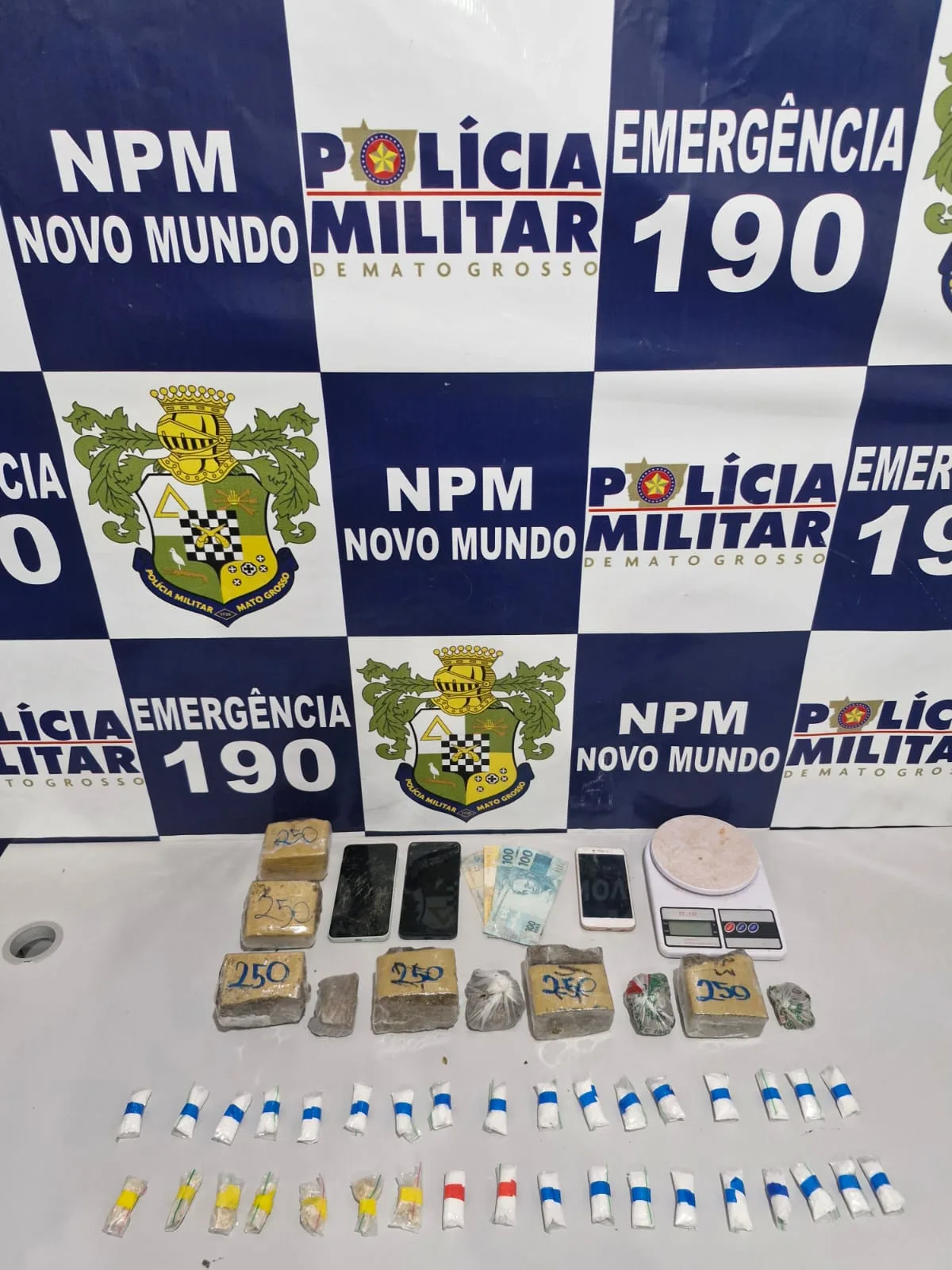 Casal é preso por tráfico de drogas em Novo Mundo; PM apreende 1,7 kg de maconha e cocaína
