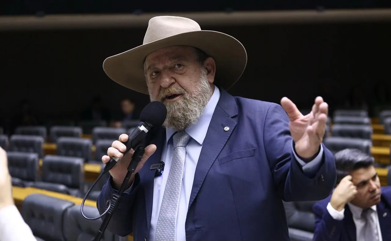 Justiça Eleitoral defere candidatura de Nelson Barbudo e mantém sua marca registrada na urna: o chapéu