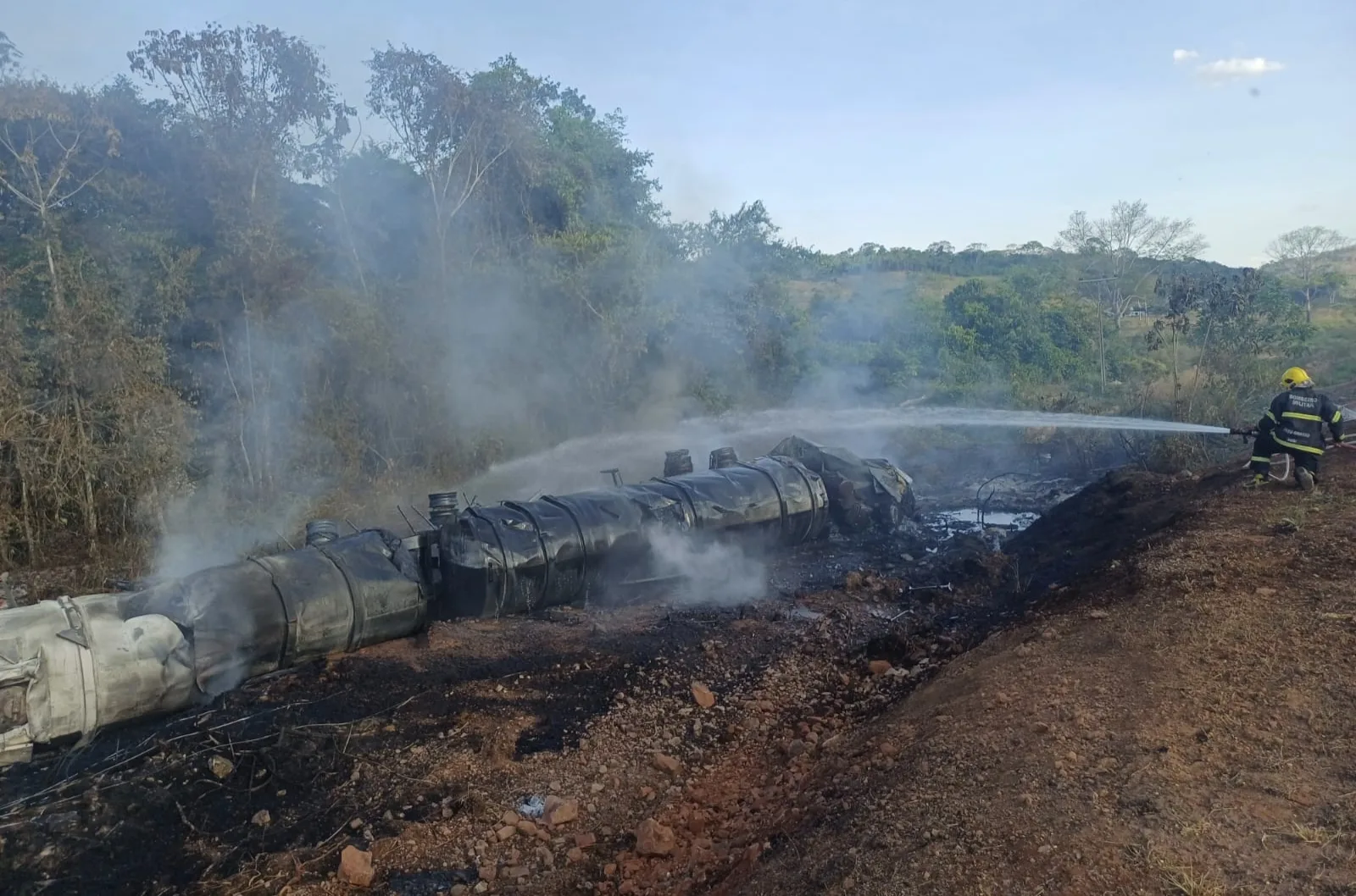 Carreta carregada com óleo diesel tomba e pega fogo na BR-163 em Guarantã do Norte
