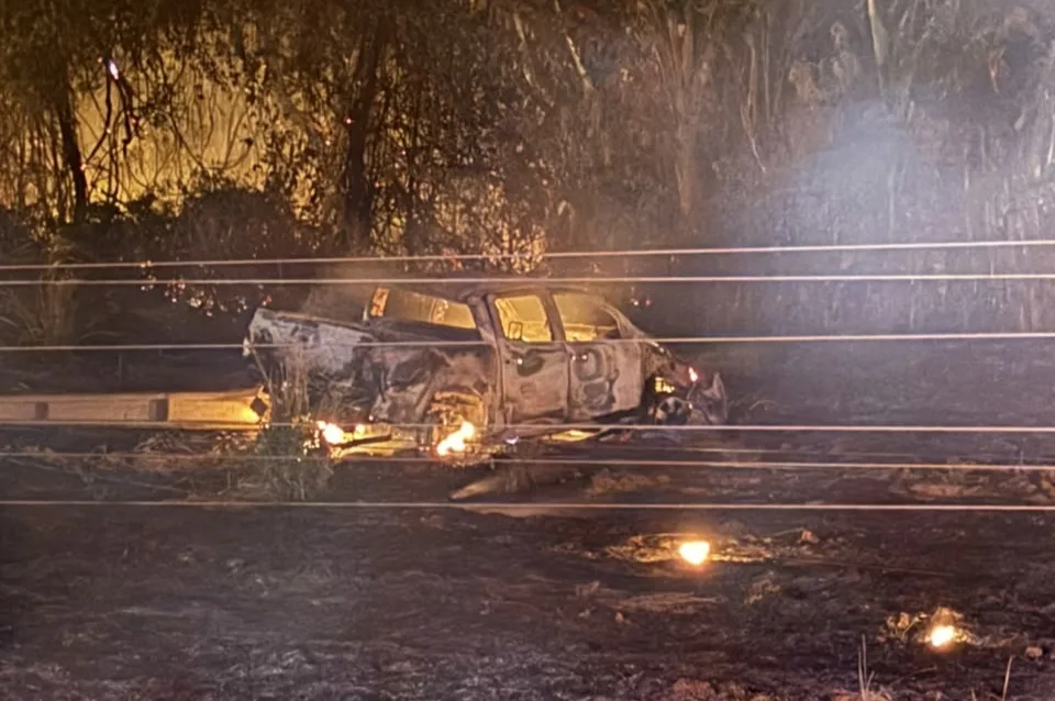 Mulher sofre queimaduras após veículo colidir contra poste e pegar fogo na BR-163, em Matupá