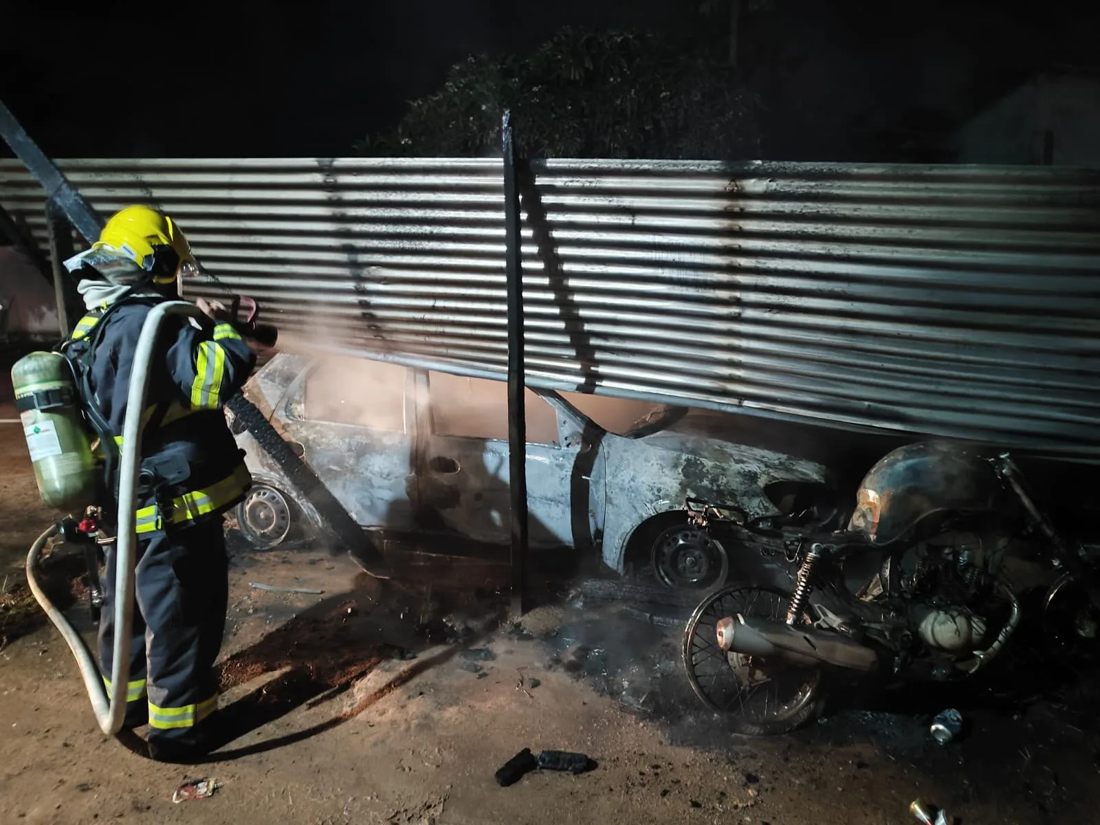 Incêndio atinge três veículos na garagem de uma residência em Guarantã do Norte