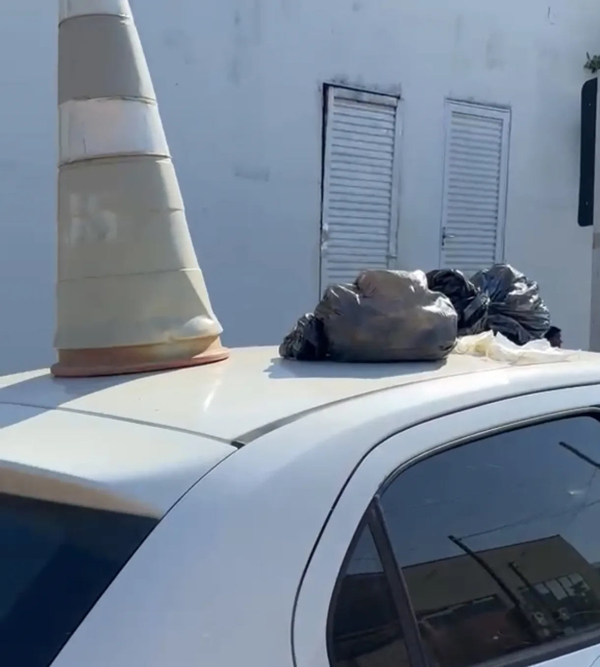 Mãe denuncia que carro foi coberto com lixo após visitar filho de 2 anos na UPA de Sinop